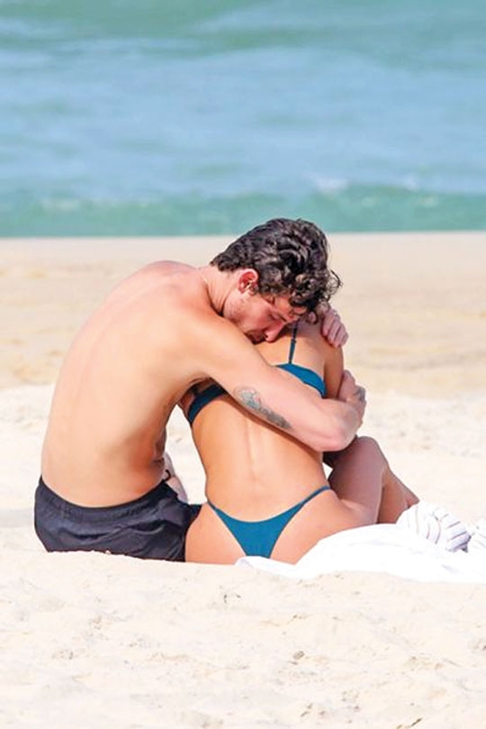 Bruna Marquezine e Shawn Mendes são flagrados em clima de romance em praia do Rio