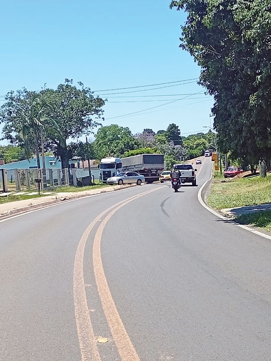 Carreta invade calçada na Volta da Charqueada