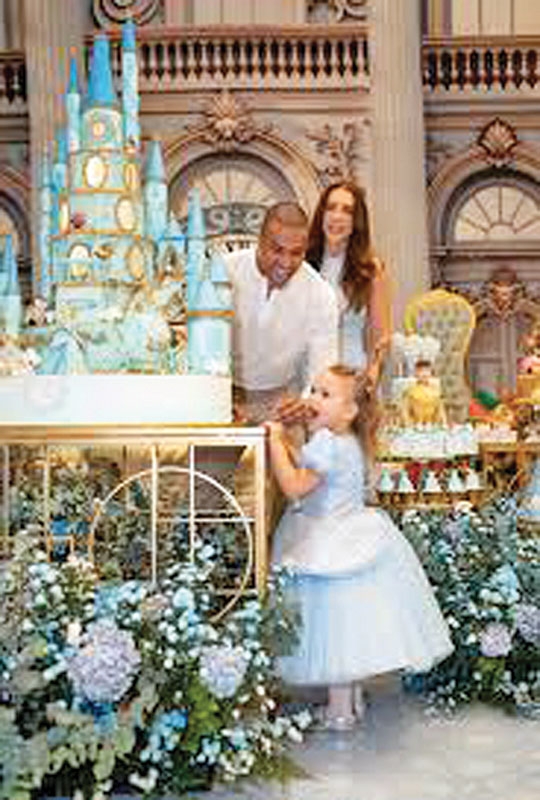 Thiago Oliveira e Bruna Matuti fazem festão de aniversário para a filha