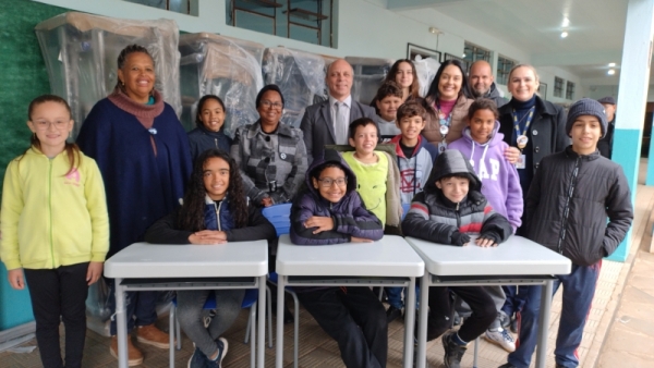 Escolas municipais ganharam 620 novos conjuntos de classes e cadeiras
