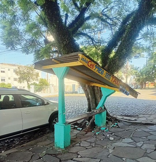 Taxista encontra ponto de trabalho vandalizado