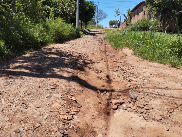 Moradores cobram solução para buracos na Rua Eduardo Dickluber