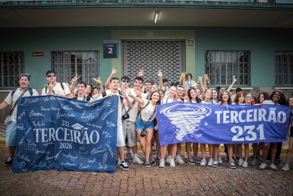 Pelo menos 7 mil estudantes retornaram às aulas nesta quarta-feira