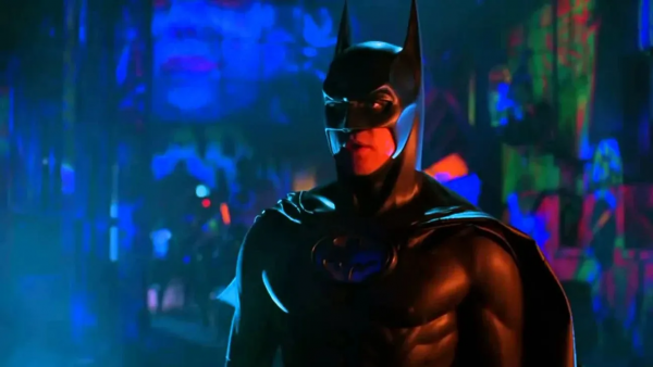 Batman Eternamente: extravagância neon revisitada