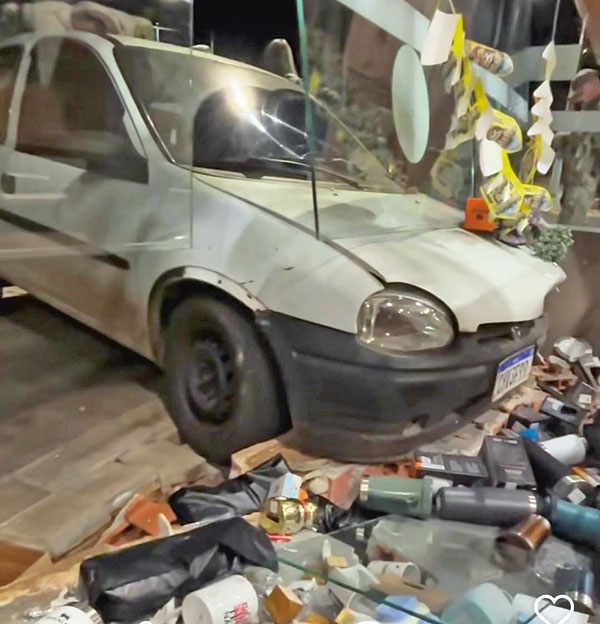 Carro invade cafeteria no Centro