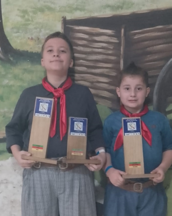 Irmãos Mello premiados em rodeio em Agudo