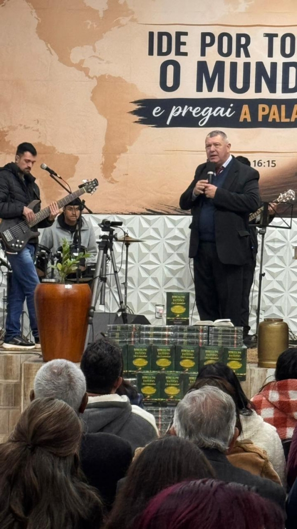Igreja do Avivamento distribui 500 Bíblias no último sábado