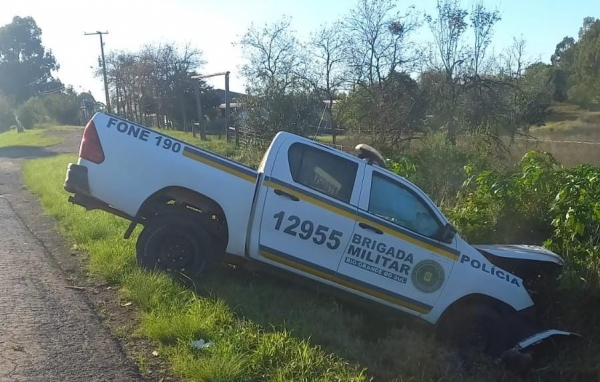 Roda de carreta se solta e atinge viatura da BM na BR 290