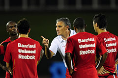 Hora de erguer a Copa Suruga