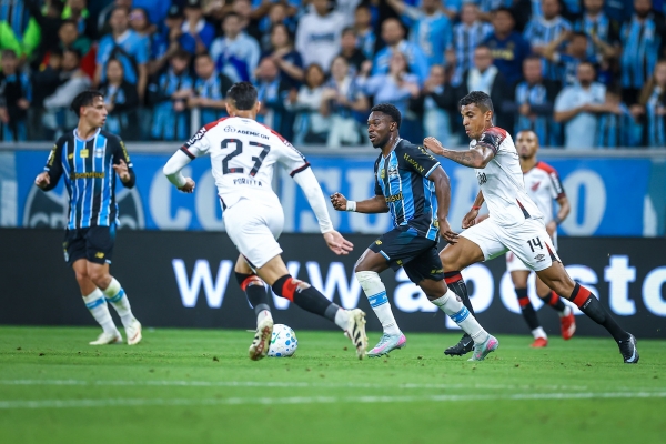 Grêmio derrota o Furacão por 2 a 0 e deixa o Z-4 do Brasileirão