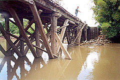 Descaso da Prefeitura com a ponte do Irapuá