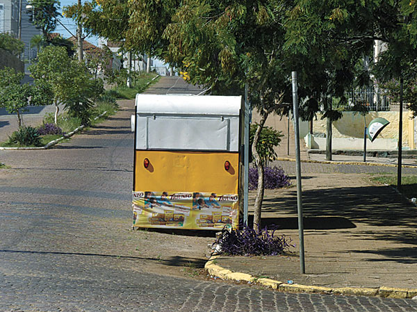 Leitor reclama de carro-lanche na João Neves