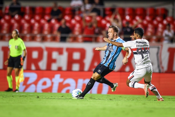 Grêmio é dominado pelo São Paulo e leva 2 a 0 no Morumbi