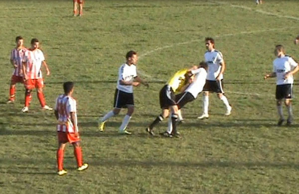 Vídeo mostra agressão dos jogadores ao CDB ao juiz no Cachoeirão