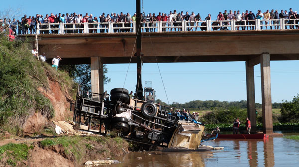 Caminhão de carne despenca da ponte sobre o Banhado Castagnino