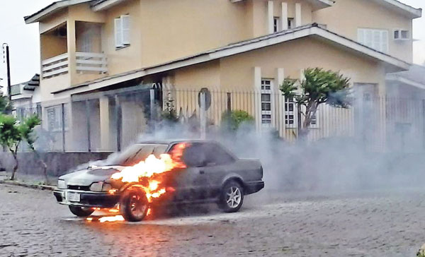 Carro pega fogo na zona norte