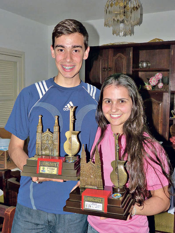 JÉSSICA VIVIAN MARTINS e JONATHAS TEIXEIRA CEZARO