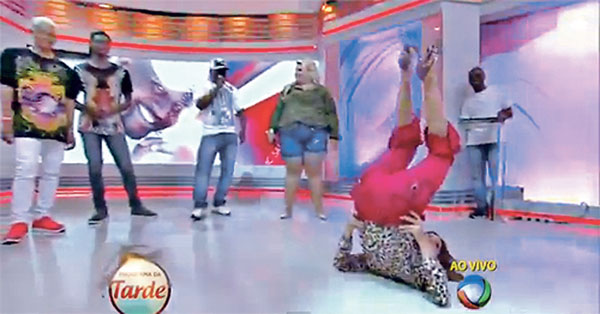 Apresentadora dança o quadradinho de 8