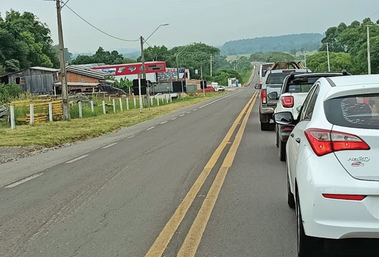 Descarga de rochas fecha a Ponte do Fandango