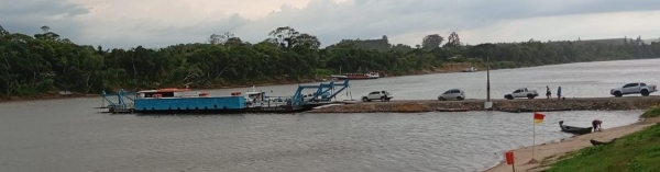 Balsa carregada desce o Rio Jacuí 
