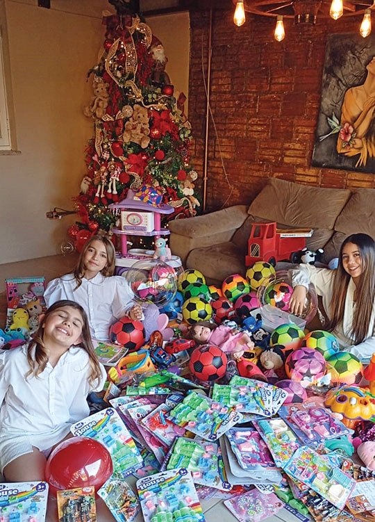 Irmãs arrecadam 410 brinquedos