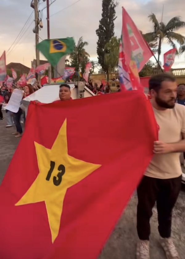 Campanha de Lula agita bandeiras no Centeo 