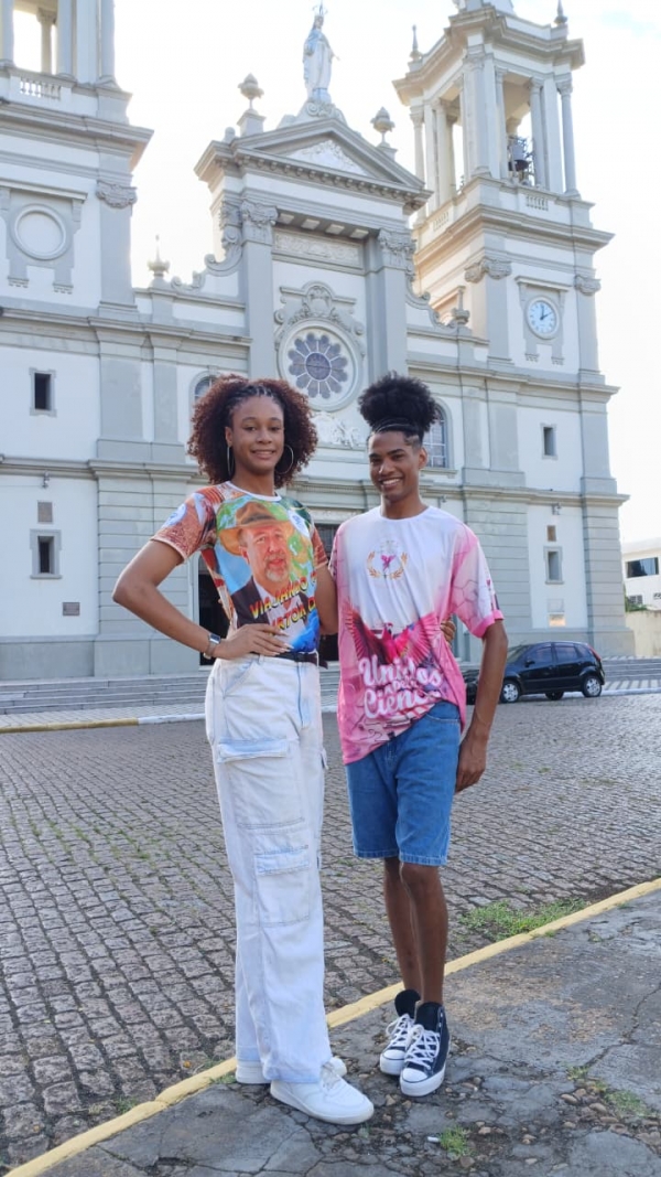 O samba de Cachoeira nos pés de dois jovens