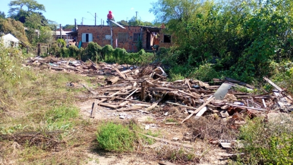 Entulhos de casas atingidas pela enchente serão removidos no Cristo Rei