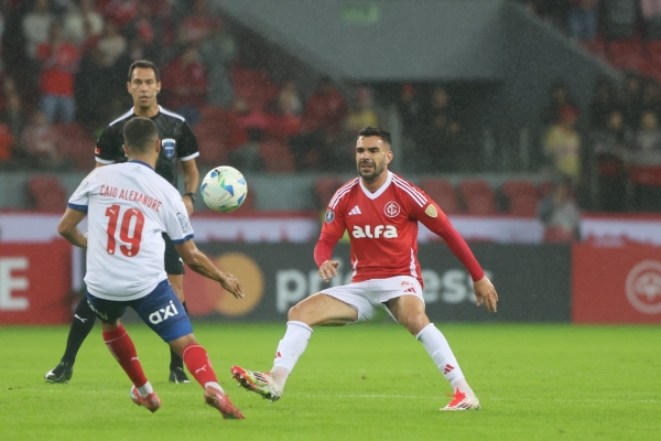 Inter vira para cima do Bahia e avança às oitavas da Libertadores