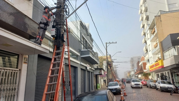 Remoção dos fios soltos tem início 