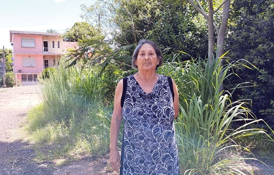 Aposentada pede limpeza de Rua Tancredo Bernardini