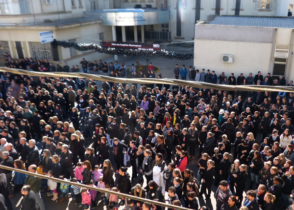 Manifestantes vestiram preto no abraço ao Hospital de Caridade