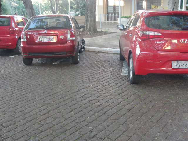 Leitor alerta para condutores que estacionam errado no oblíquo da Praça José Bonifácio