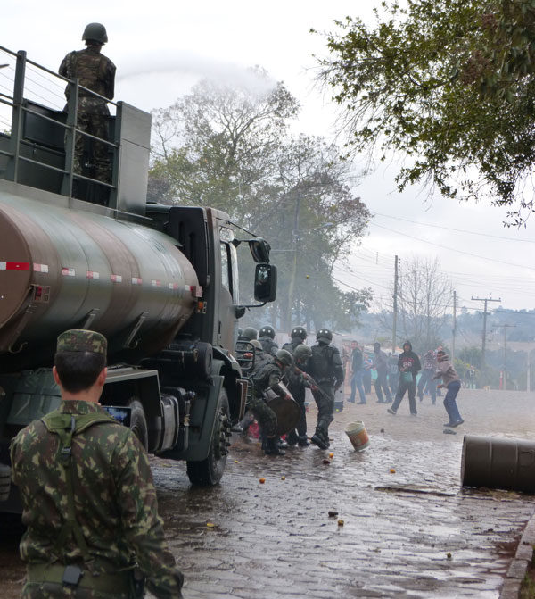 Exército simulou controle de protesto em dia de eleição