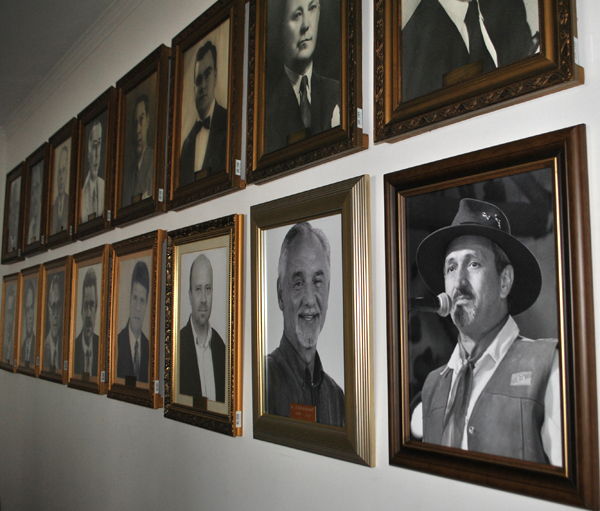 Neiron usou foto trajado de gaúcho na galeria de ex-prefeitos
