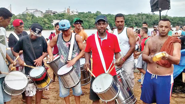 Aula de bateria na Praia Nova