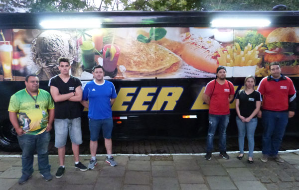 Prefeitura recuou e não guinchou o Beer Bus da Praça Honorato