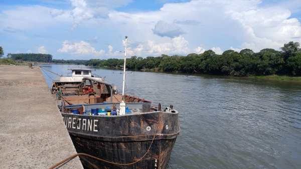 Embarcação afundada no Porto volta a emergir no Jacuí