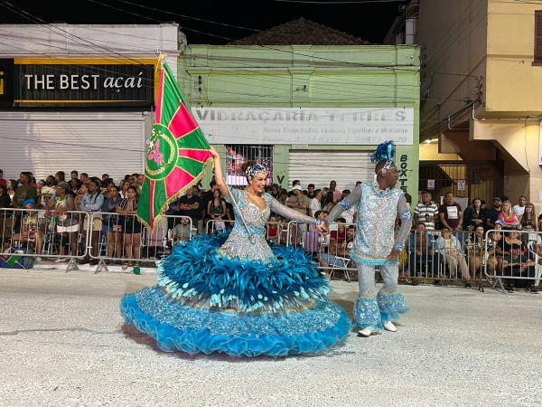Unidos da Vila faz desfile emocionante com enredo de valorização da África