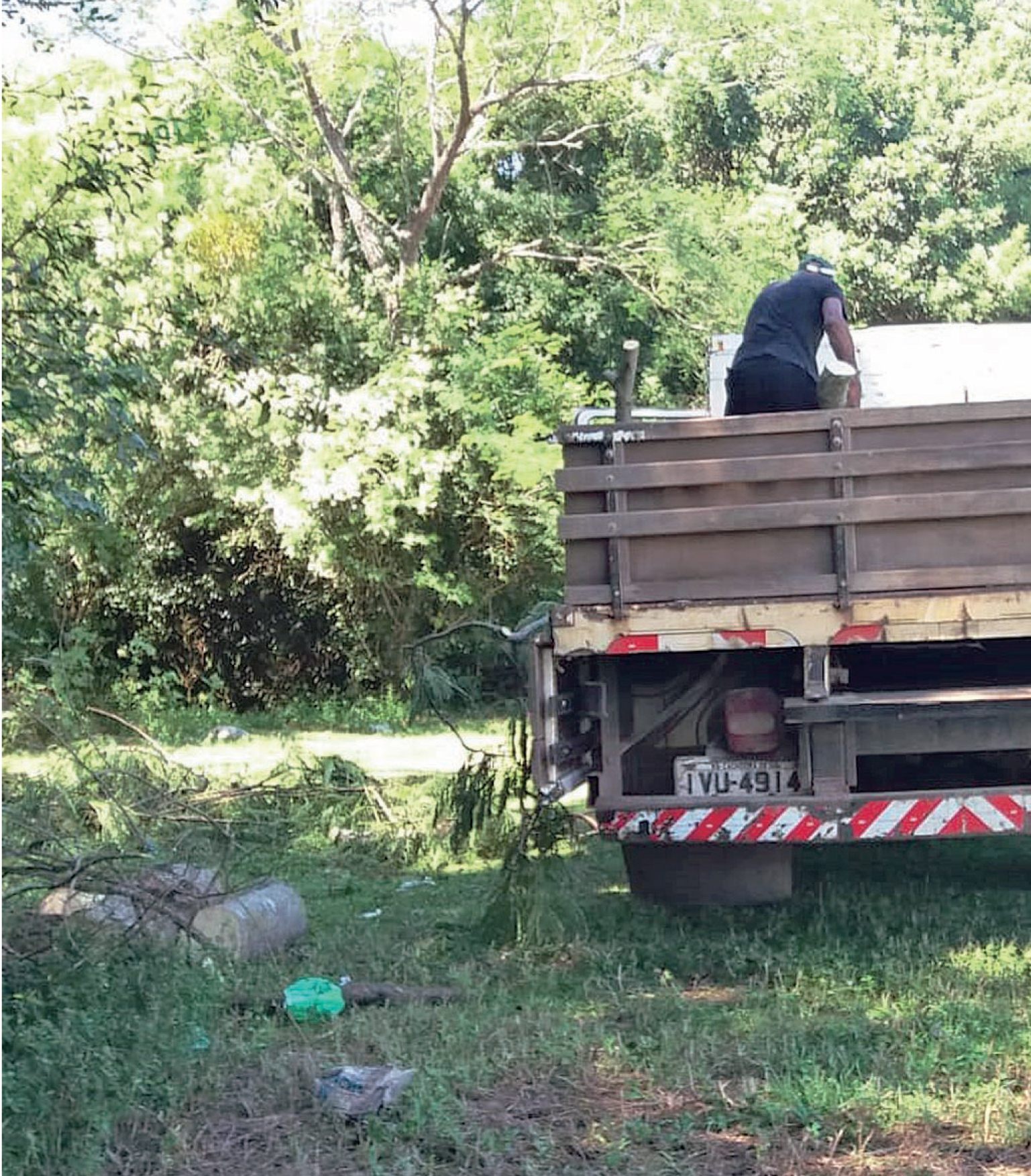 Prefeitura toma trote e polui rio