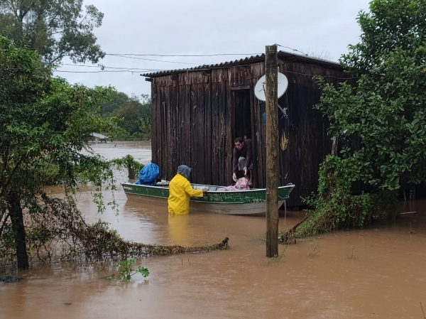 Defesa Civil pede que moradores ribeirinhos deixem as casas em Cachoeira do Sul
