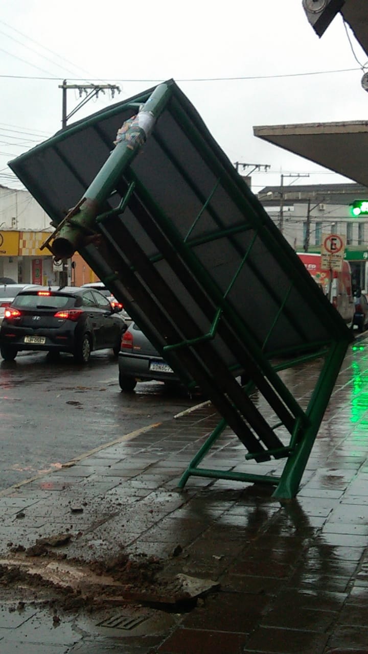 Ônibus chegou muito perto e arrancou parada do Tischler da Júlio