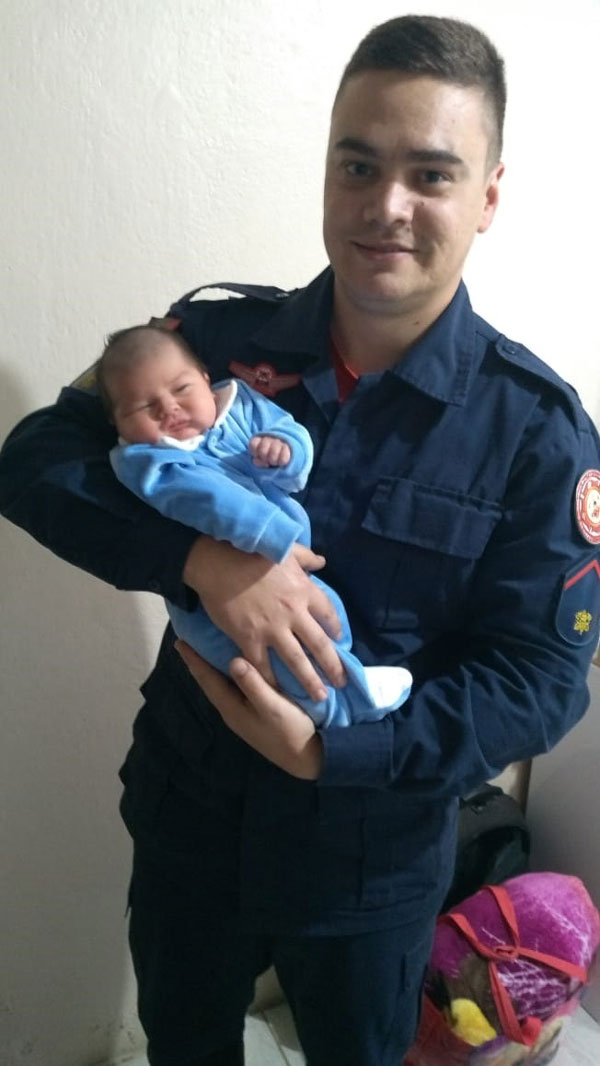 Bombeiro cachoeirense tem dia de herói ao salvar bebê engasgado