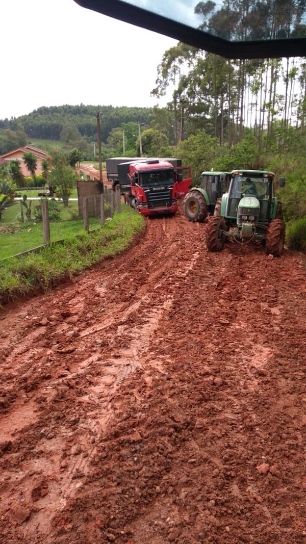 Carreta fica atolada em estrada na Ferreira