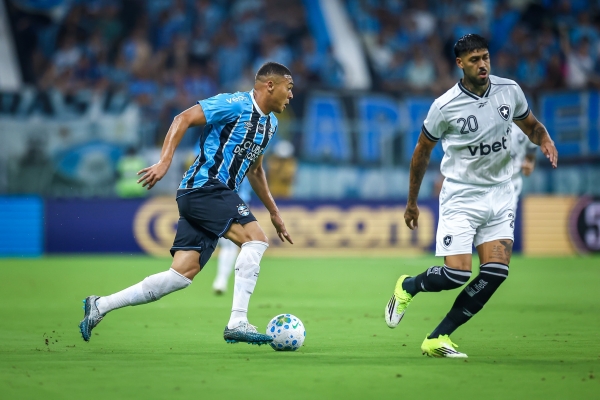 Carlos Vinicius comanda virada do Grêmio no Brasileirão