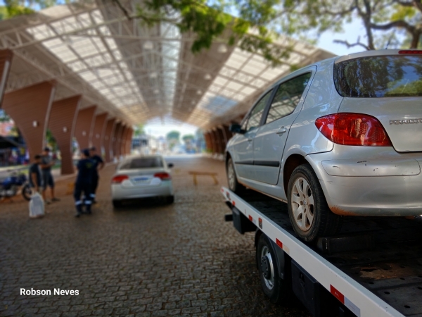 Carros são multados por estacionar junto à Rua Coberta 