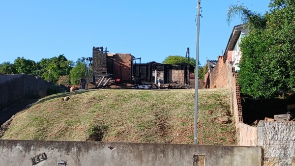 Família pede ajuda após perda da casa em incêndio