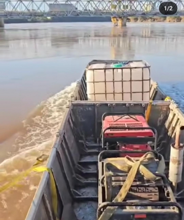 Exército transporta combustível para gerador da Corsan no Rio Jacuí 