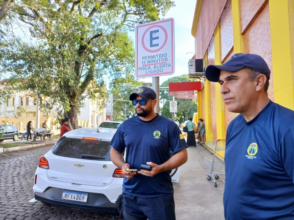 Agentes de trânsito intensificam fiscalização dos estacionamentos rápidos