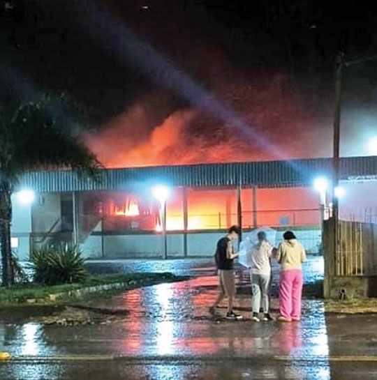 Incêndio destrói ônibus da TNSG